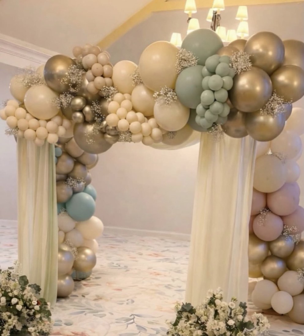 Arco de globos para boda en tonos champán, salvia y oro