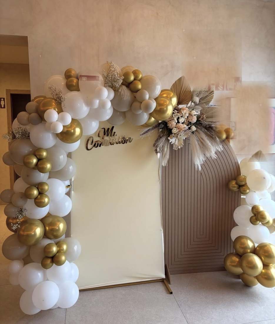Decoración de comunión con globos en blanco y oro
