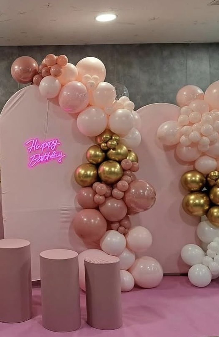 Arcos de globos en rosa y dorado con neón de cumpleaños